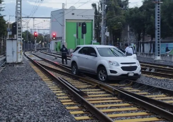 Ingresa vehículo a las vías del Tren Ligero en la Ciudad de México