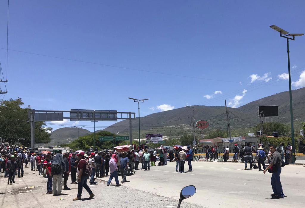 El gobierno llegó a un acuerdo después con los manifestantes, al ofrecer obras a cambio de la liberación de los funcionarios que fueron secuestrados y de la recuperación de un camión blindado robado. (AP Foto/Alejandrino González, Archivo)