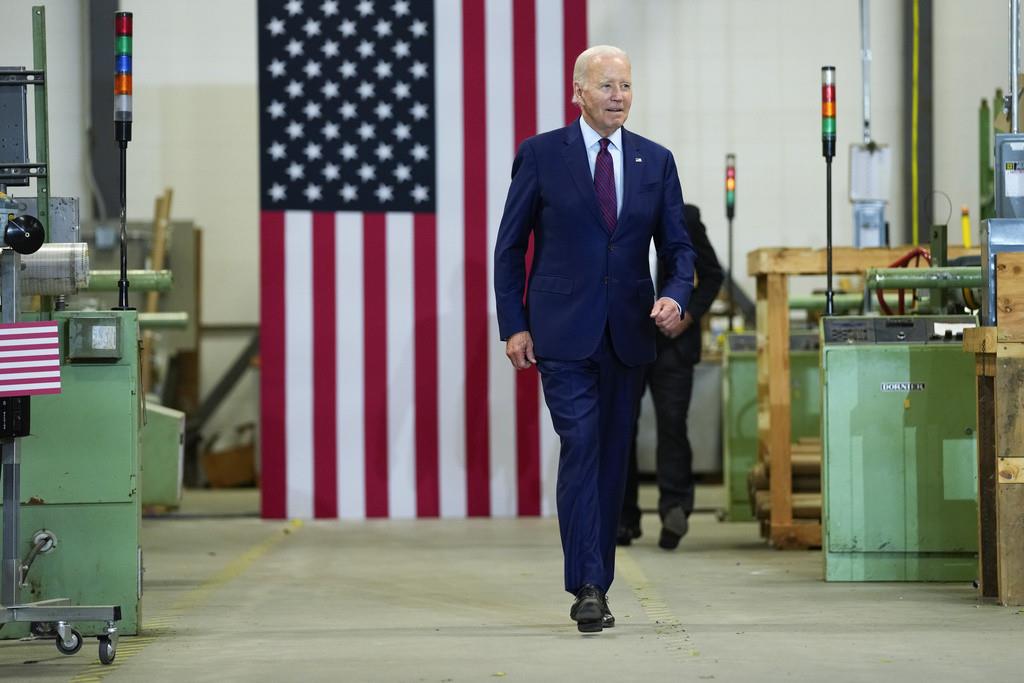 El presidente Joe Biden llega a la planta Auburn Manufacturing Inc. para pronunciar un discurso, el viernes 28 de julio de 2023, en Auburn, Maine. (AP Foto/Susan Walsh)