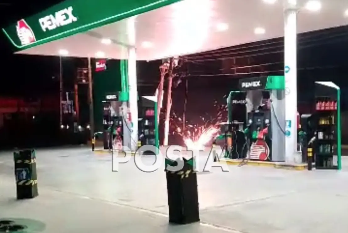 La situación de riesgo se presentó sobre la avenida Arturo B de la Garza y Naranjo, cuando el cable de 13 mil 200 voltios. Foto: Raymundo Elizalde.