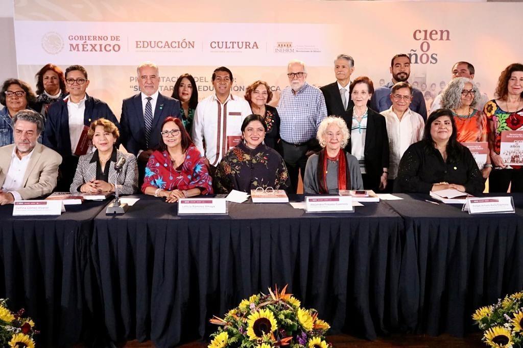 Festeja Delfina Gómez los cien años de la Secretaría de Educación Pública; acudió a la presentación del libro conmemorativo. Foto: Cortesía