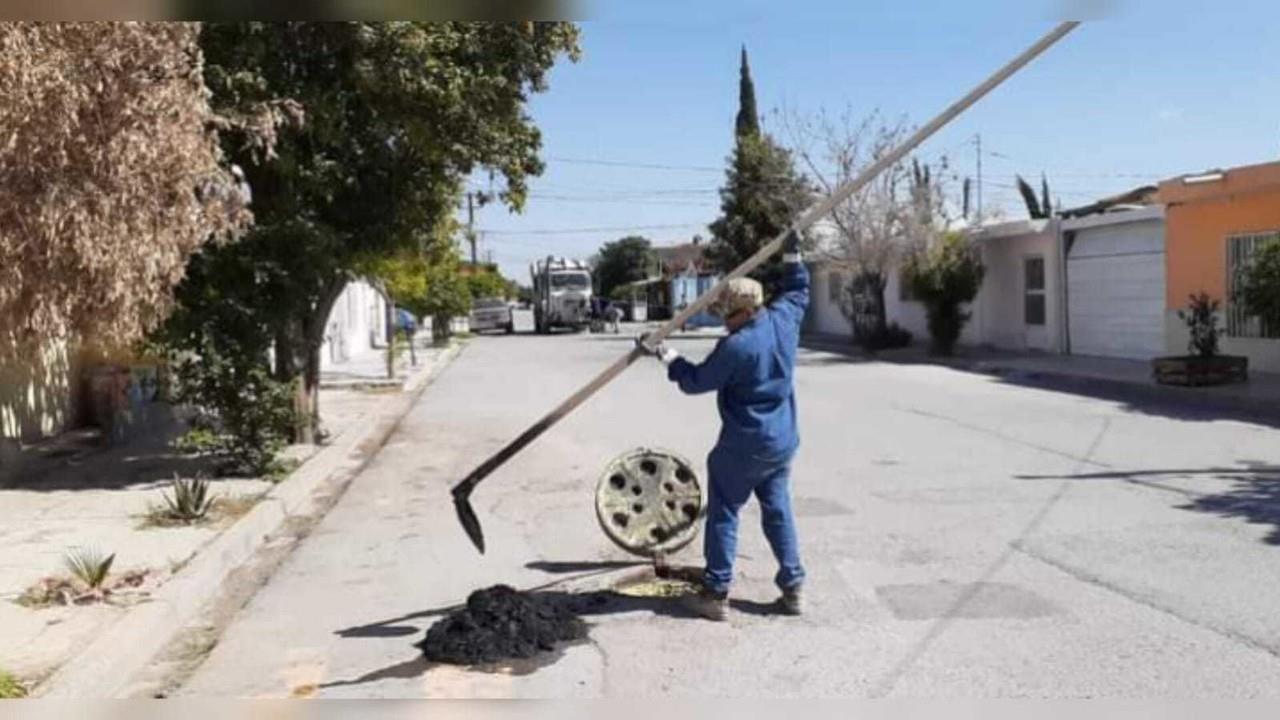 El tirar basura resulta dañino para los sistemas de drenaje y alcantarillado, pues con ello se potencializa el desbordamiento de aguas negras. Foto: Facebook Ayuntamiento de Gómez Palacio