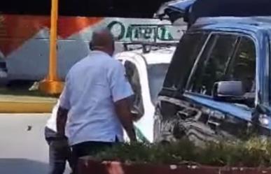 Atacan taxistas a Uber en Cancún; turistas terminan llorando por el susto