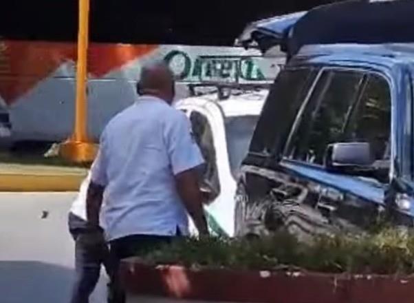 Atacan taxistas a Uber en Cancún; turistas terminan llorando por el susto