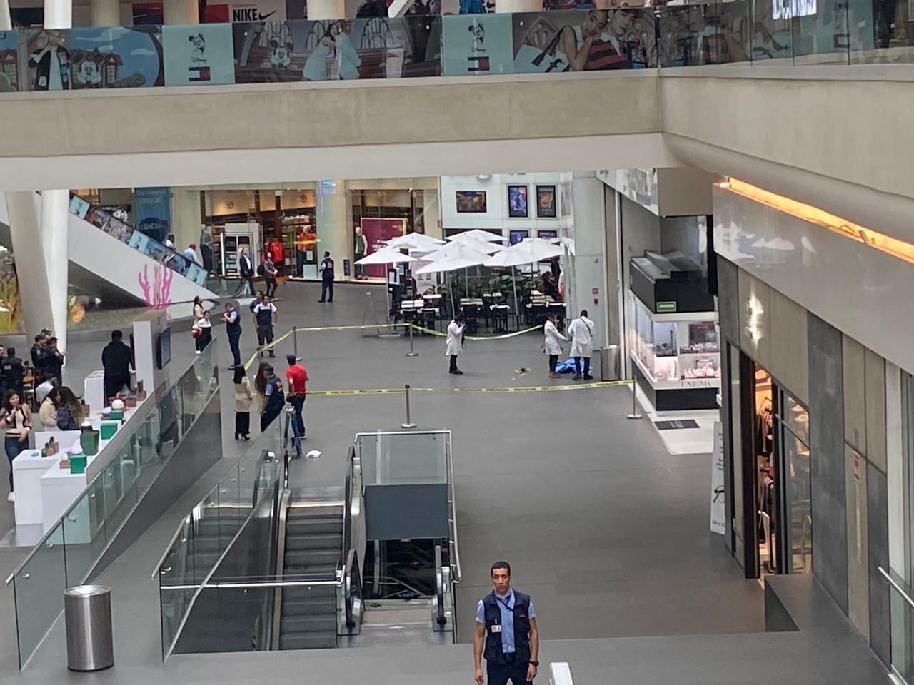 Muere hombre al caer del tercer nivel de la Plaza Reforma 222. Foto: Ramón Ramírez