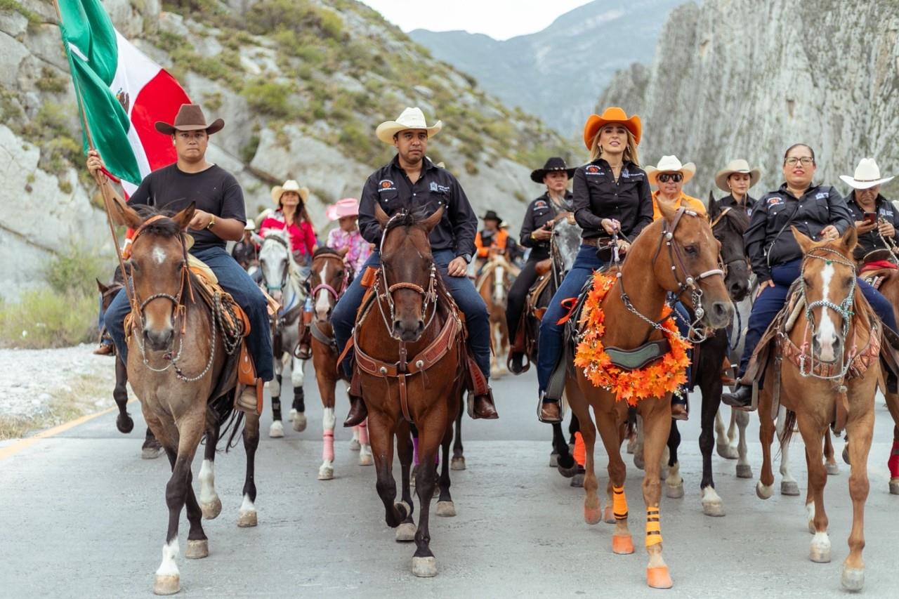 El evento, que tuvo como escenario las imponentes montañas del Cañón de la Huasteca, contó con la participación entusiasta de los jinetes y sus familias. Foto: Municipio de Guadalupe