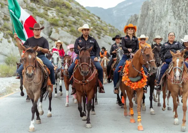 Reúne Gran Cabalgata de Santa Catarina más de 700 jinetes en La Huasteca