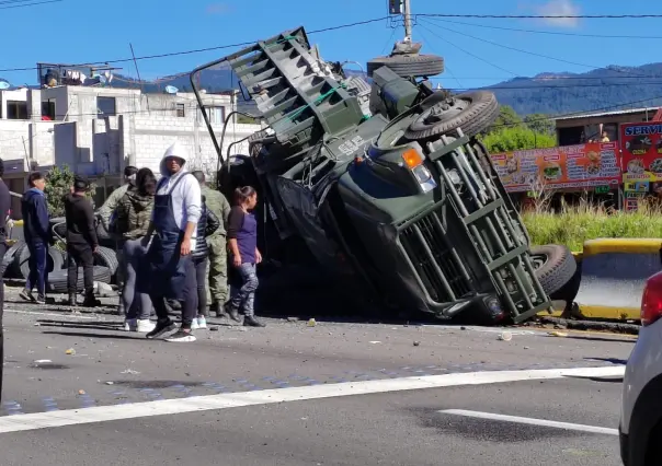 Vuelca camión del Ejército en la México-Puebla; hay dos militares lesionados