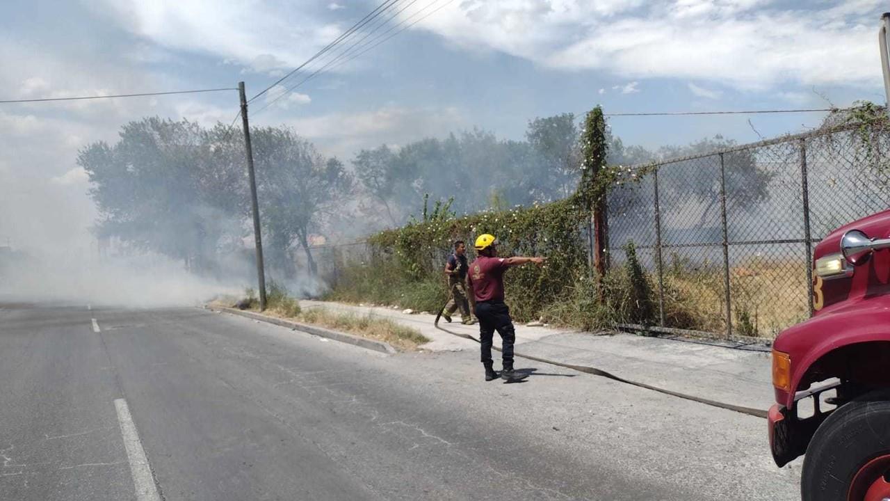 Brigadistas de Protección Civil de Escobedo se coordinaron con Bomberos para sofocar un incendio..