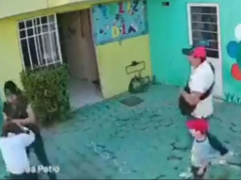 Christopher, el niño de tres años víctima de agresión en el kínder Frida Kahlo en Cuautitlán Izcalli, ha sido entregado a sus abuelos en Toluca.. Foto. Captura