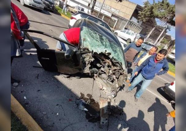 Vive de milagro, conductor destroza auto en boulevard Aeropuerto en Toluca