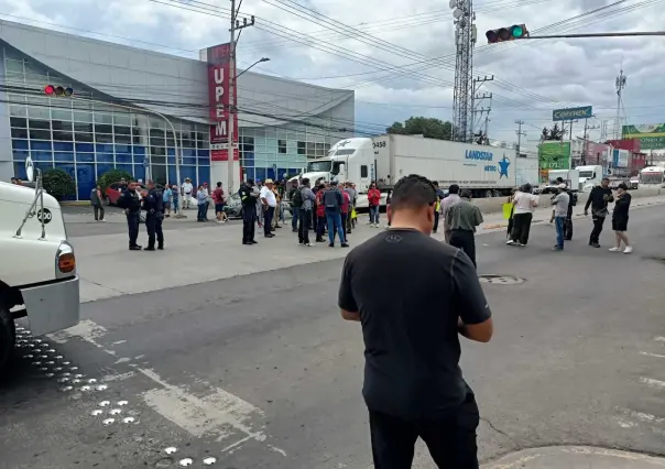 Bloquean y desquician la vialidad en la avenida 30-30 en Ecatepec, exigen agua