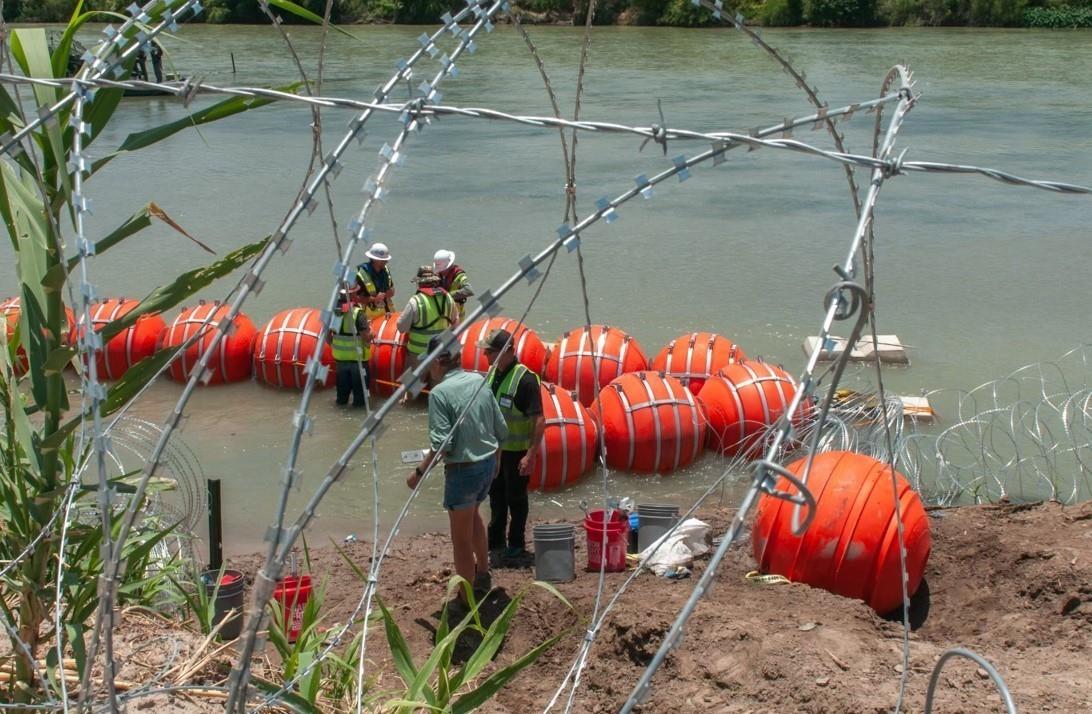 Instalación de una barrera de boyas en el río Bravo. Foto. Facebook Greg Abbott