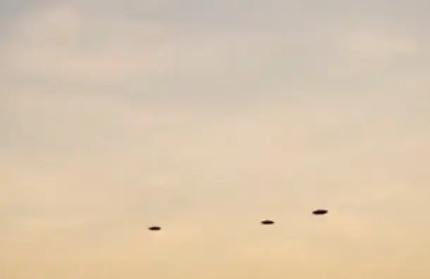 Lo que no tiene precedentes en este tipo de vídeo es que los ovnis son perseguidos por dos aviones militares a corta distancia. Foto: Twitter @K13News.