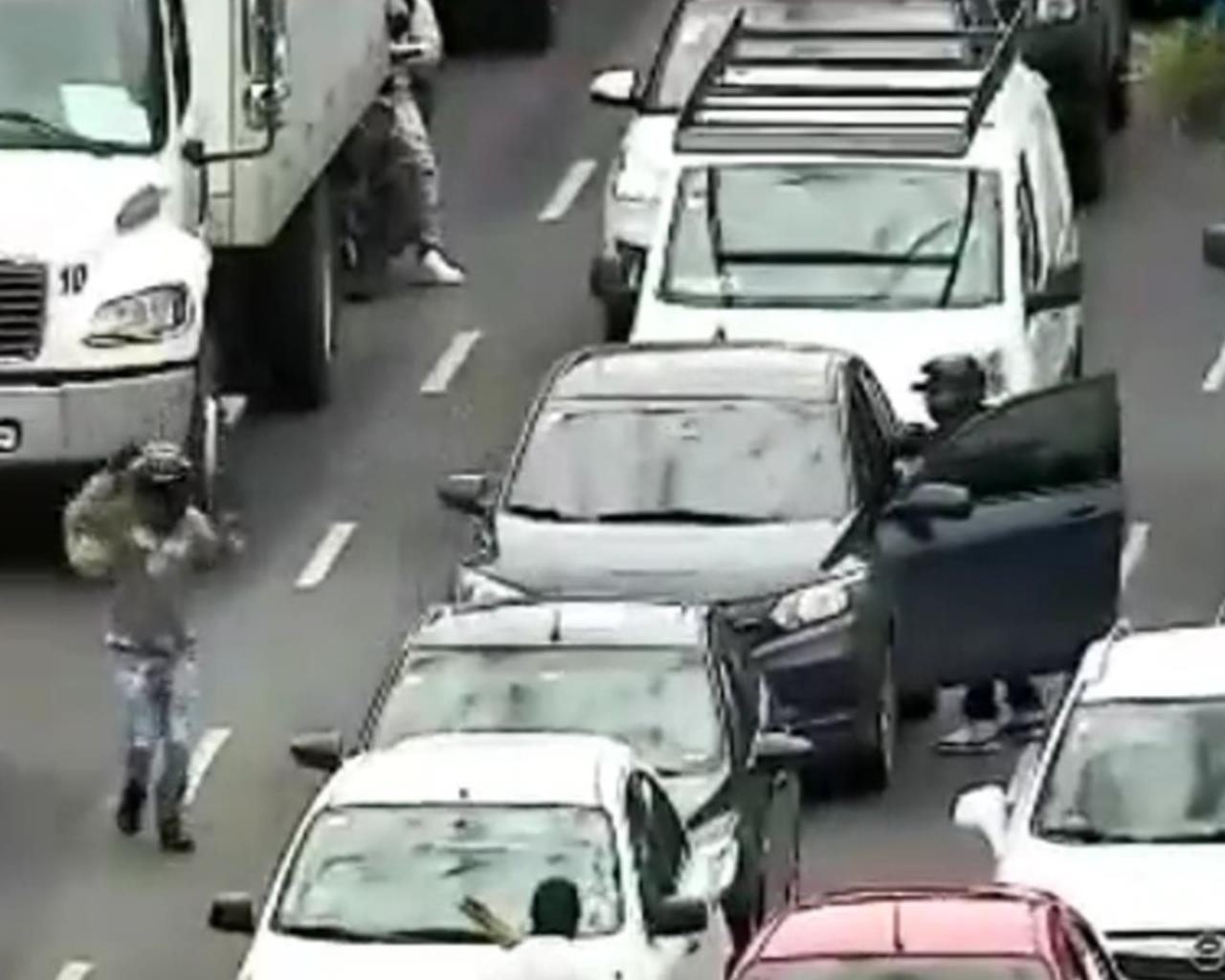 Robo de película: Mujer asaltada tras cambiar dólares en el AICM. Foto: Captura de pantalla