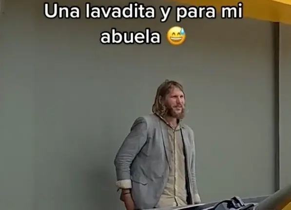 En TikTok se compartió un video que muestra a este hombre que luce el cabello largo, así como la barba. Foto: TikTok ingridteran.