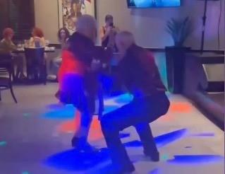 ¡No les pesan los años! Pareja de abuelitos bailan a ritmo de Bad Bunny