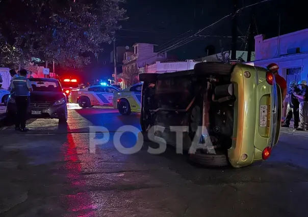 Vuelca su auto tras manejar ebrio en la colonia Independencia