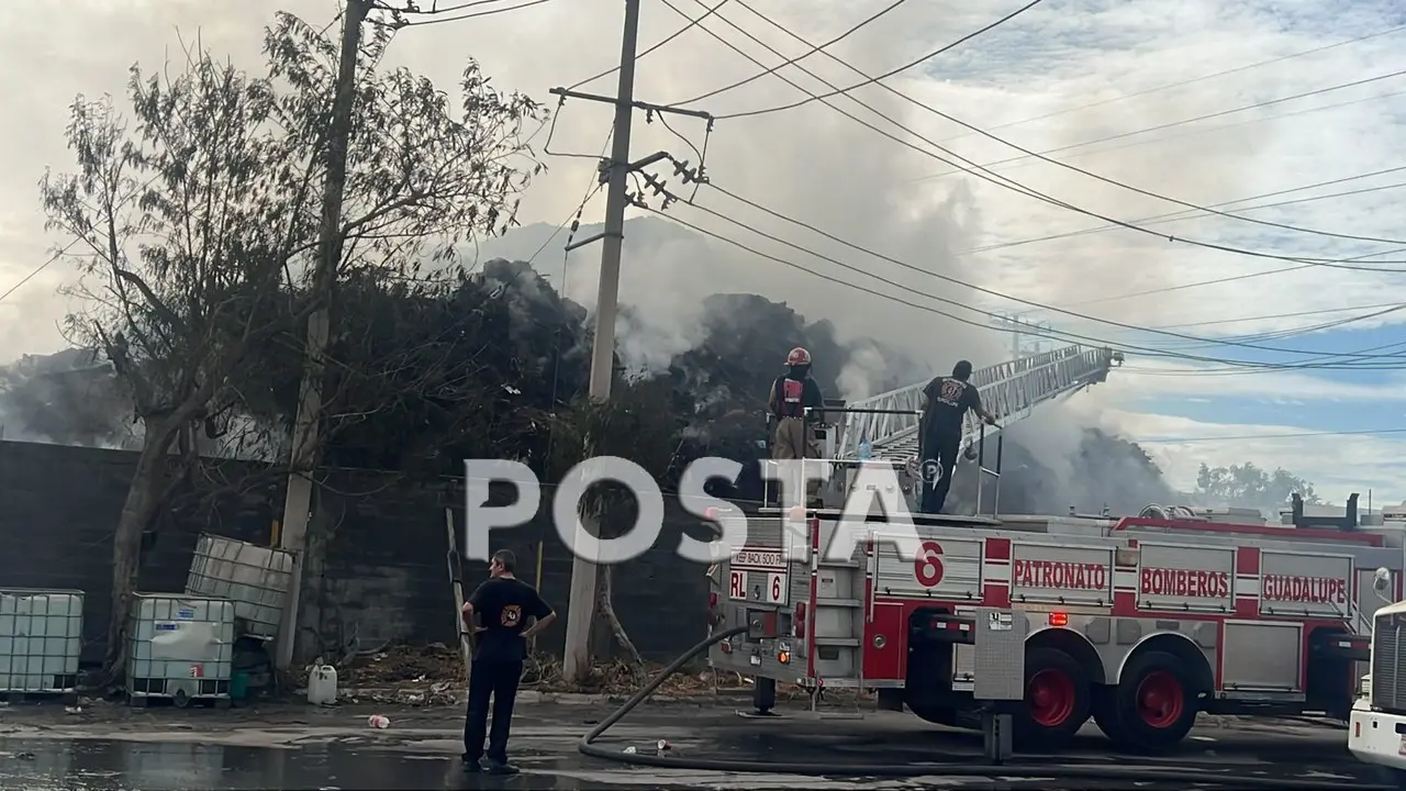 Tras laborar unos minutos se decidió traer varias pipas, la mayoría con agua residual, el riesgo era latente por la cercanía con una sub estación eléctrica. Foto: Raymundo Elizalde.