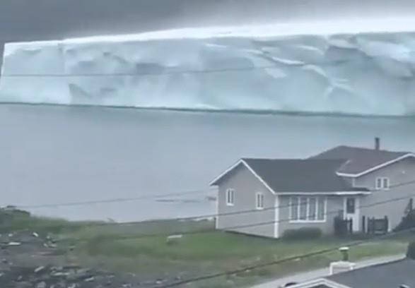 El momento fue captado en videos que rápidamente llegaron a las redes sociales y en donde se observa a un iceberg gigante flotante. Foto: Twitter @AlertaCambio.