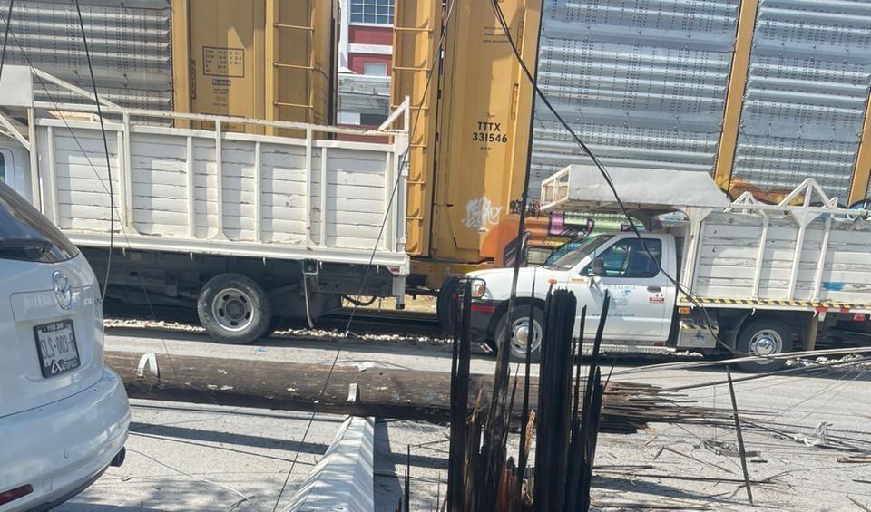 Tren derriba cableado y postes en Monterrey; no reportan heridos