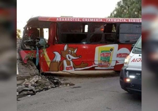 Choca autobús con una barda en Chimalhuacán, hay 10 lesionados