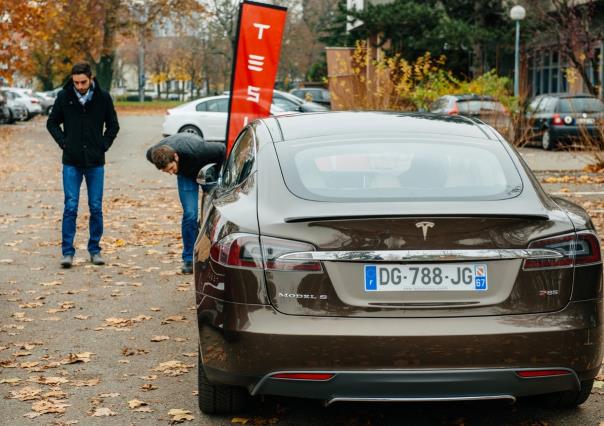 Investigan a Tesla por problemas de seguridad en sus autos en Estados Unidos