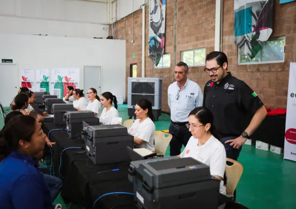 Entrega David de la Peña de Útiles para Estudiantes en Santiago