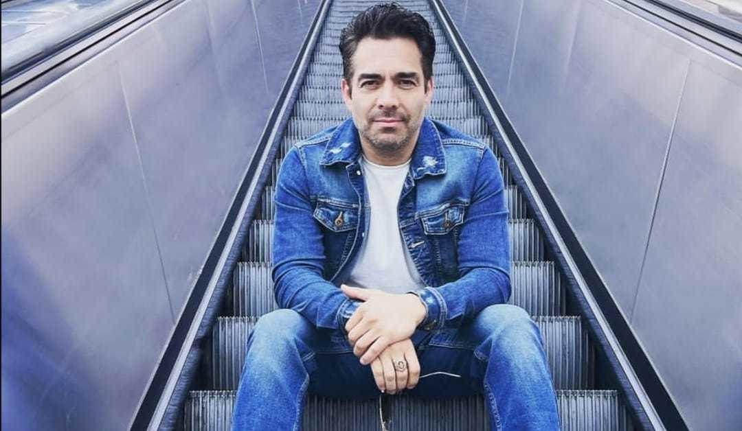 Omar Chaparro aparece con los ojos llorosos en el video. Foto: Instagram