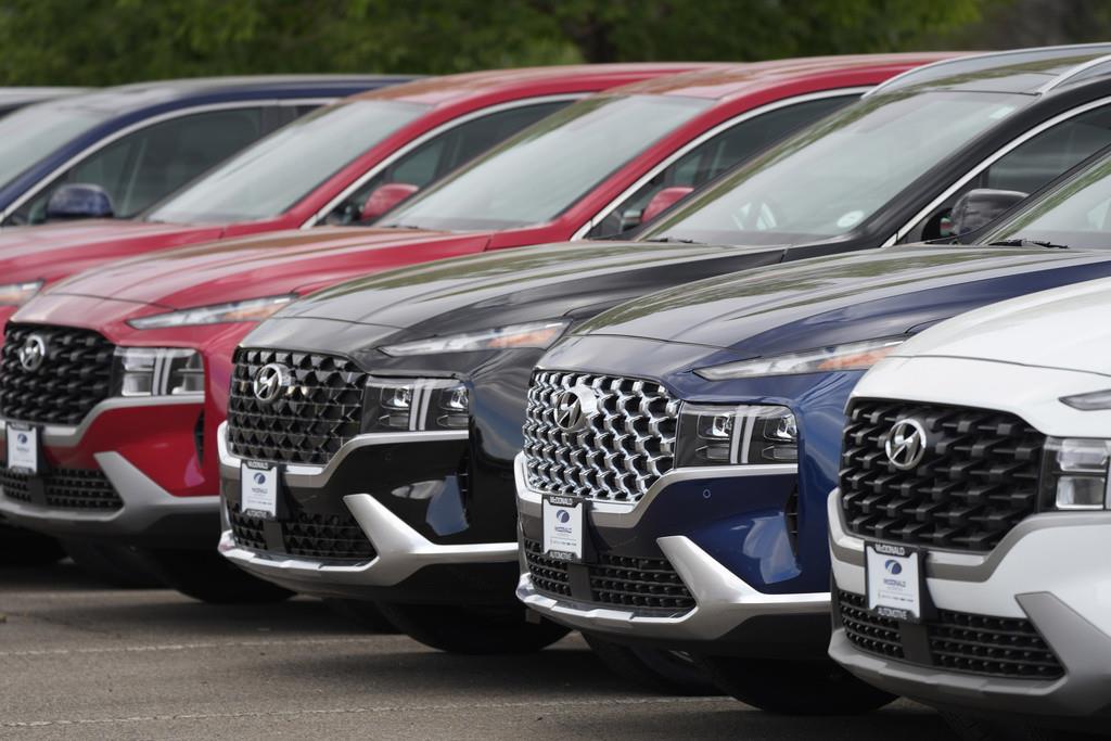 Foto de SUVs modelo Santa Fe del 2022 en un concesionario de Hyundai el 12 de septiembre de 2021 en Littleton, Colorado. (Foto AP /David Zalubowski)