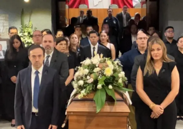 Despide Congreso con guardia de honor al director jurídico Ricardo Flores Suárez