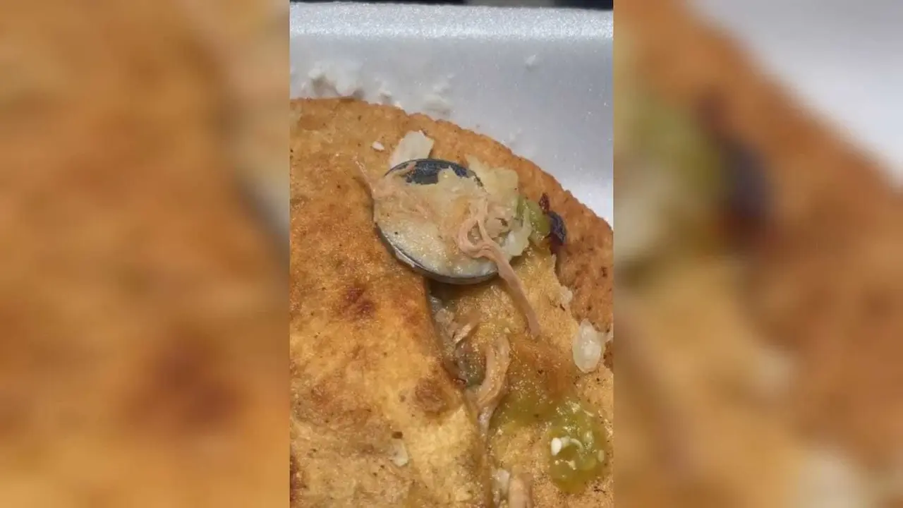 Un joven encontró una moneda de 5 pesos dentro de su gordita en un negocio de comida en el municipio de Chimalhuacán, Estado de México. Foto: TikTok luisithostreet