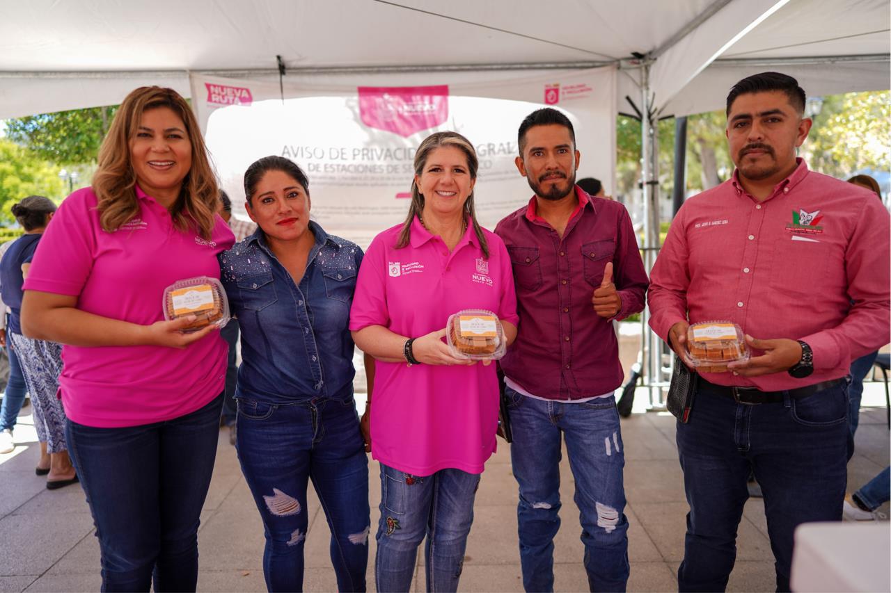 Martha Herrera, titular de la Secretaría de Igualdad e Inclusión, estuvo presente en el recorrido y entregó aparatos de movilidad y mejoramientos de vivienda a las familias beneficiarias. Foto: Gobierno de Nuevo León