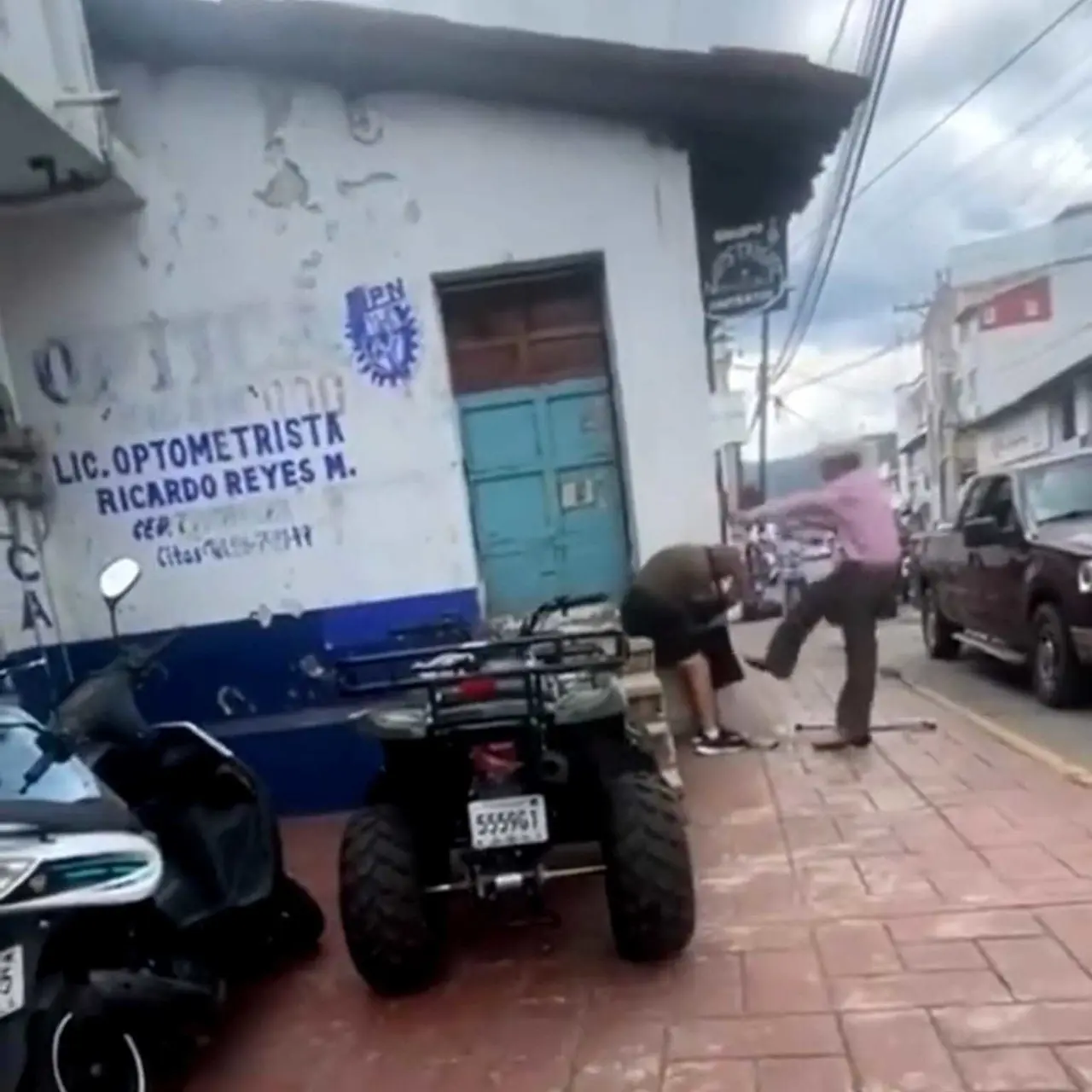 Un hombre le dio una golpiza a patadas a otro discapacitado en el centro Tejupilco, presuntamente, el agresor quería robarle sus pertenencias a la víctima. Foto: Captura de pantalla.