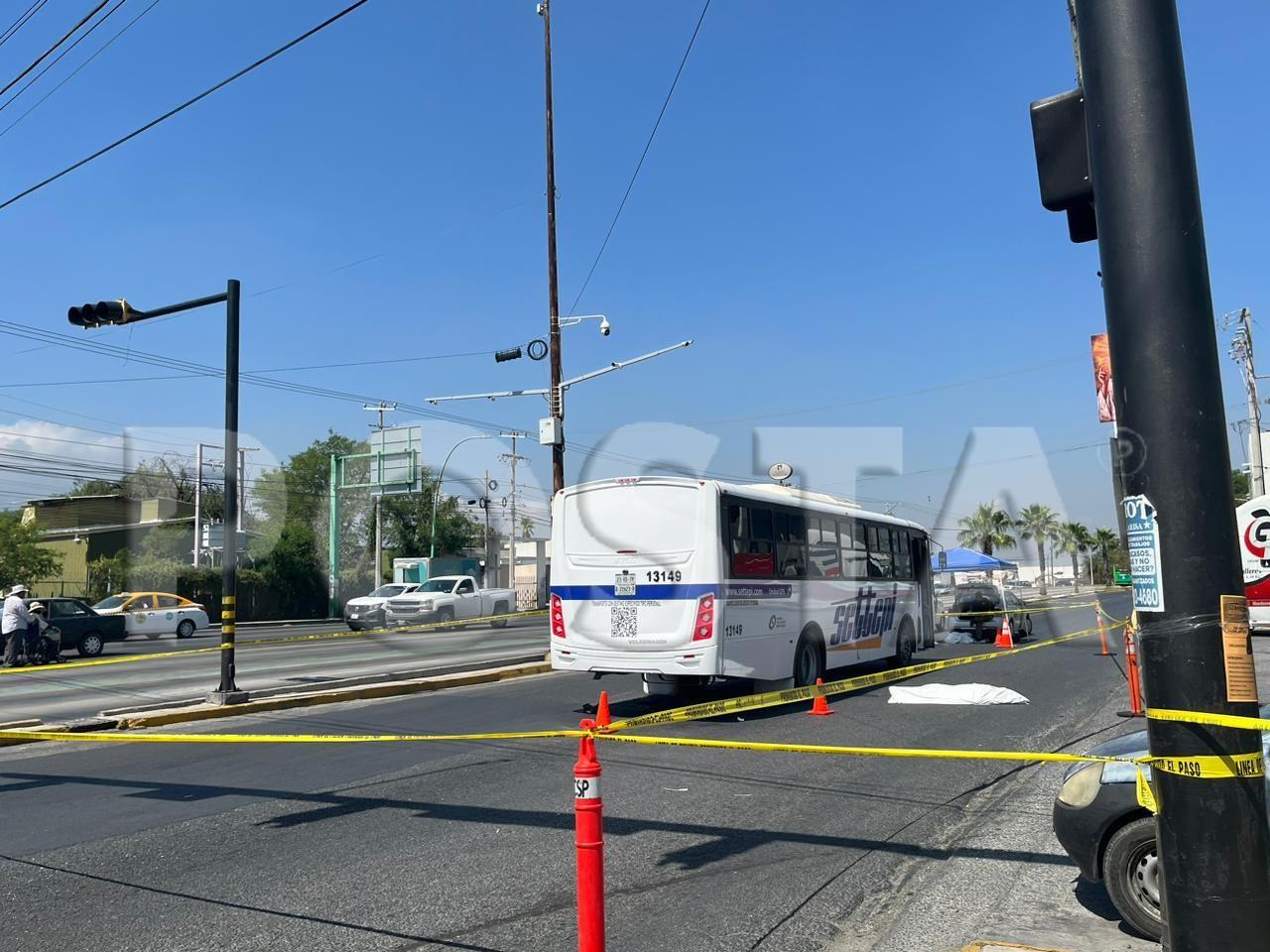 Tras el impacto, el cuerpo del ahora fallecido quien no ha sido identificado quedó junto a las llantas traseras del lado derecho. Foto: Cynthia Pardo.