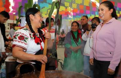 Reconocen a la cocina tradicional indígena en la feria del mole