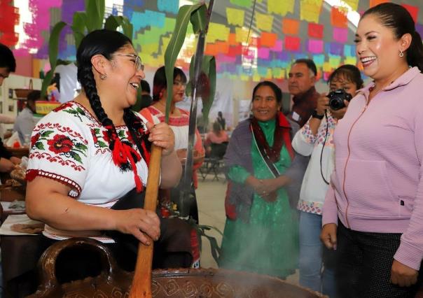 Reconocen a la cocina tradicional indígena en la feria del mole