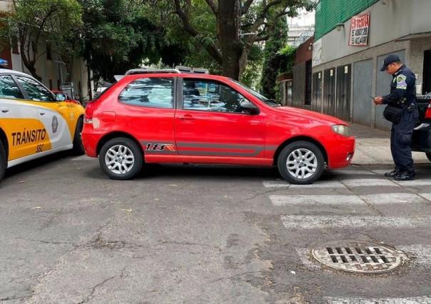 Policías retiran objetos para apartar lugares en la Cuauhtémoc