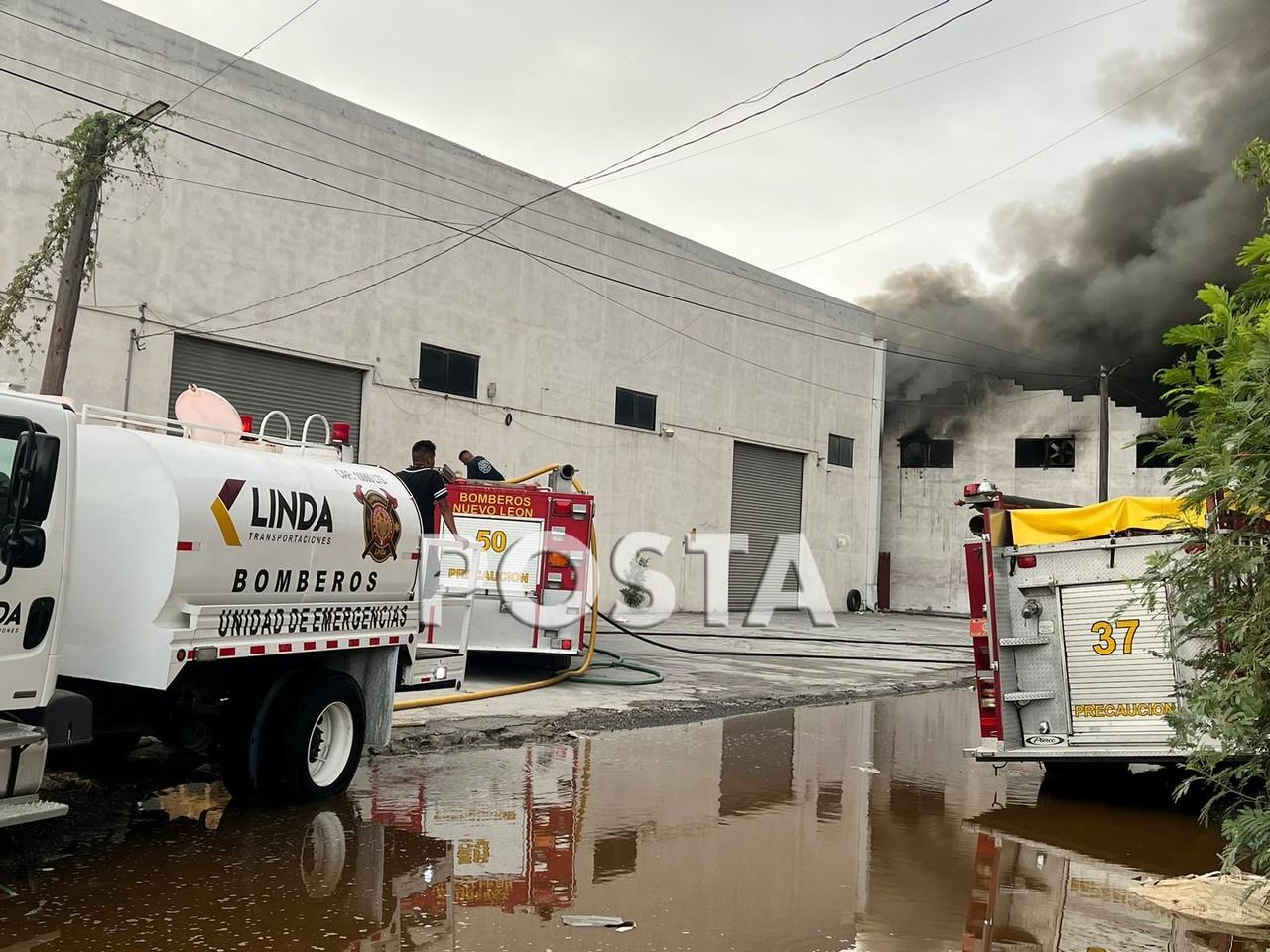 Ante el riesgo los trabajadores de la zona se resguardaron, mientras que la vialidad fue cerrada en la zona ante el peligro sobre la avenida Julian Villarreal, donde bomberos aún combatía las llamas. Foto: Raymundo Elizalde.