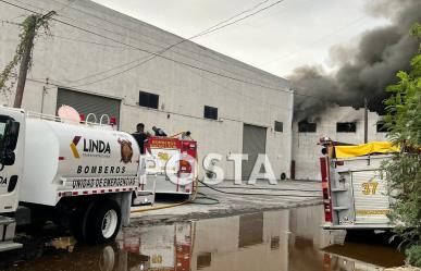 Incendio consume 10 bodegas industriales en Apodaca