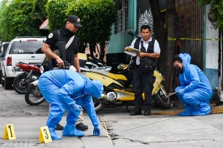 Un auto Tsuru blanco y la persona que iba de copiloto se bajó y comenzó a disparar con una pistola hacia el interior del taller de motocicletas. Foto: Especial.