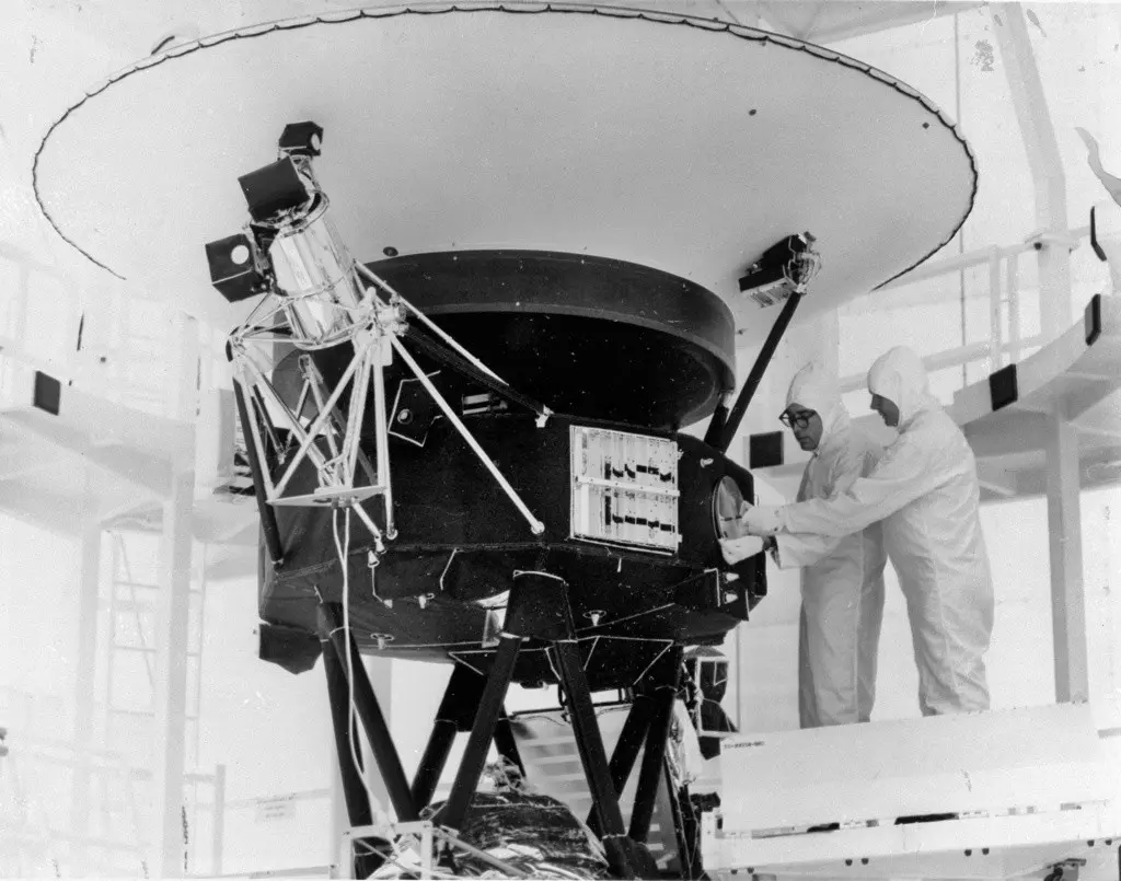 En esta fotografía del 4 de agosto de 1977, proporcionada por la NASA, el disco Sonidos de la Tierra es colocado en la nave Voyager 2 en el Centro Espacial Kennedy, en Florida. (Foto AP /NASA)