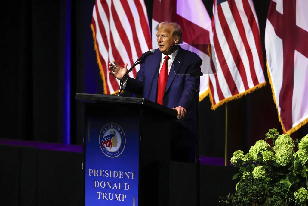 El expresidente Donald Trump pronuncia un discurso durante un acto de recaudación de fondos para el Partido Republicano de Alabama, el viernes 4 de agosto de 2023, en Montgomery, Alabama. (AP Foto/Butch Dill)