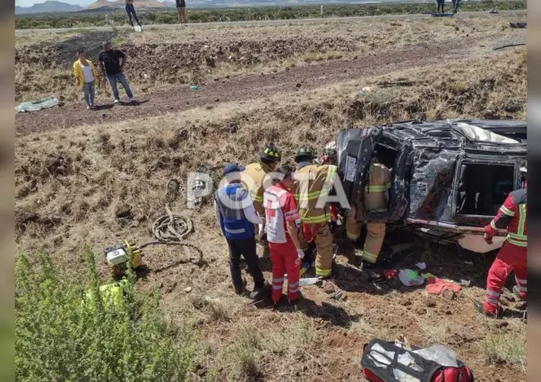 Mueren niña de 3 años y mujer al volcar con su familia; hay tres hospitalizados