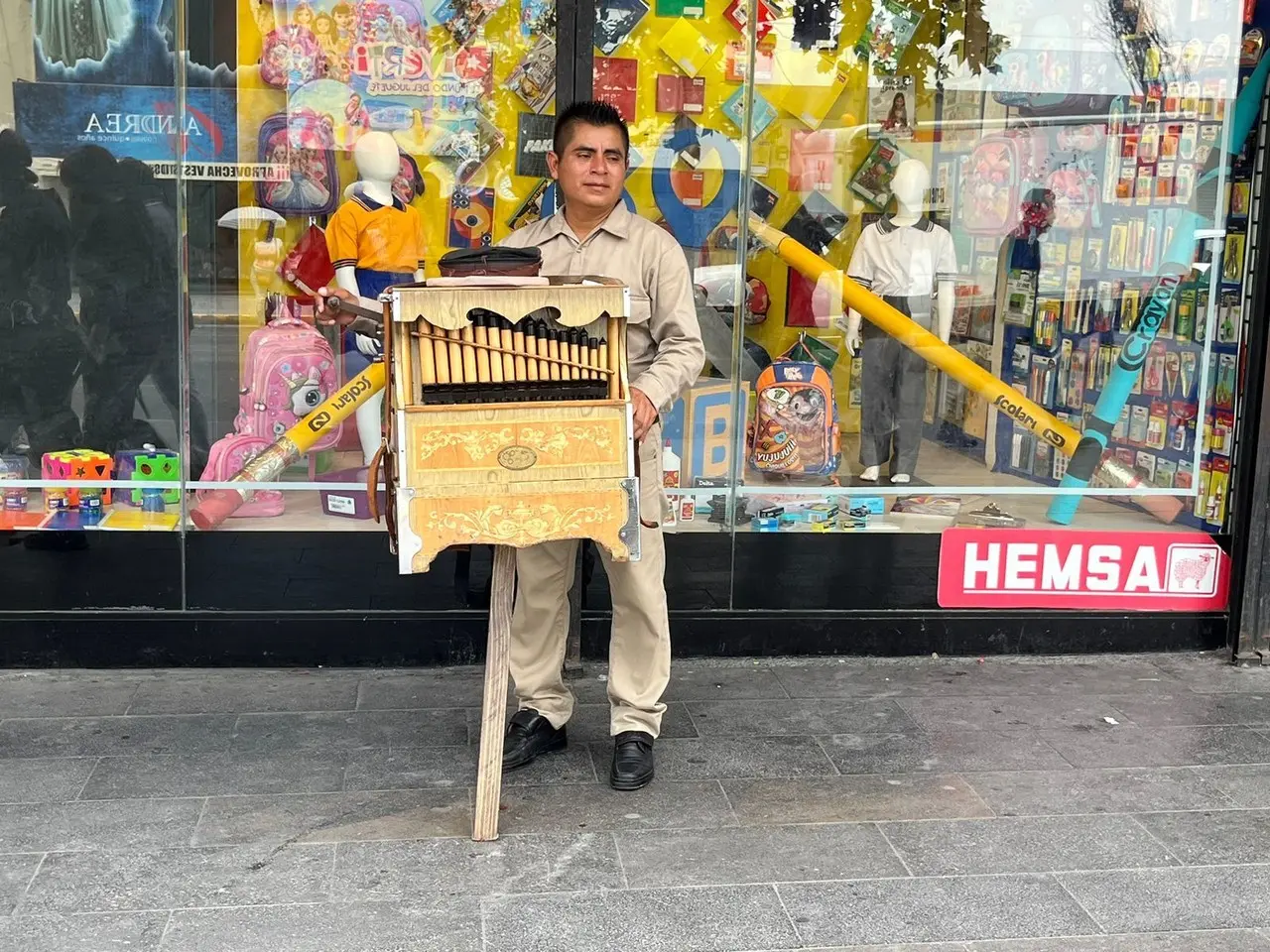 El organillero compartió que se encuentra en varios puntos del centro de Monterrey como lo es sobre la calle Juárez, Padre Mier y hasta la Macroplaza. Fotos: Karla Omosigho