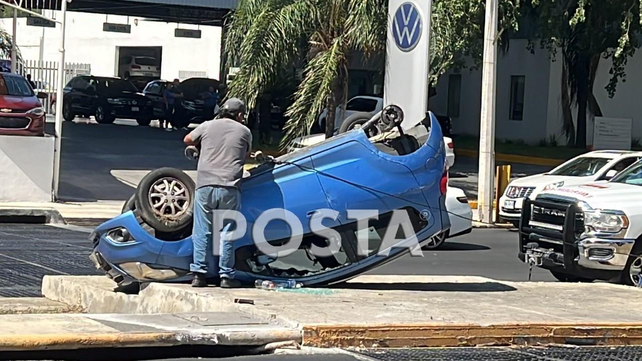 Personal del 911 y Policía de San Pedro arribaron al lugar del suceso para atender la contingencia vial. Fotos: Especial/ POSTAMX