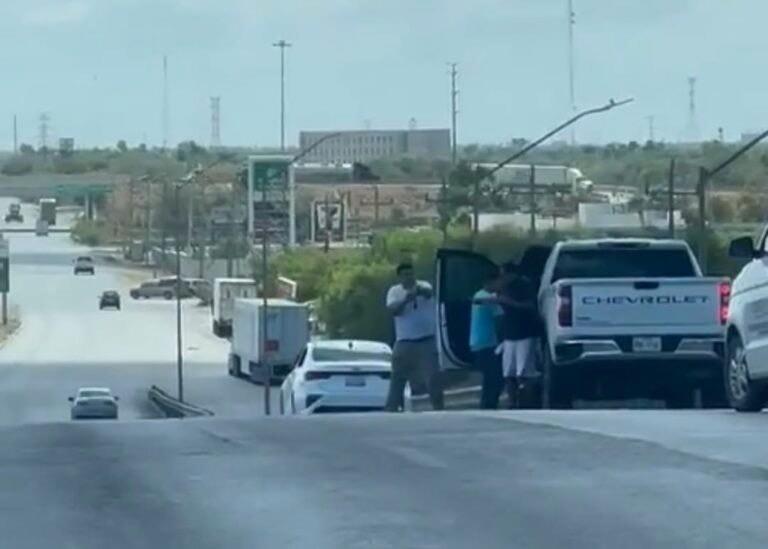 Los oficiales al realizar un operativo sorprendieron a los ladrones, asegurando el auto. Foto: Especial.