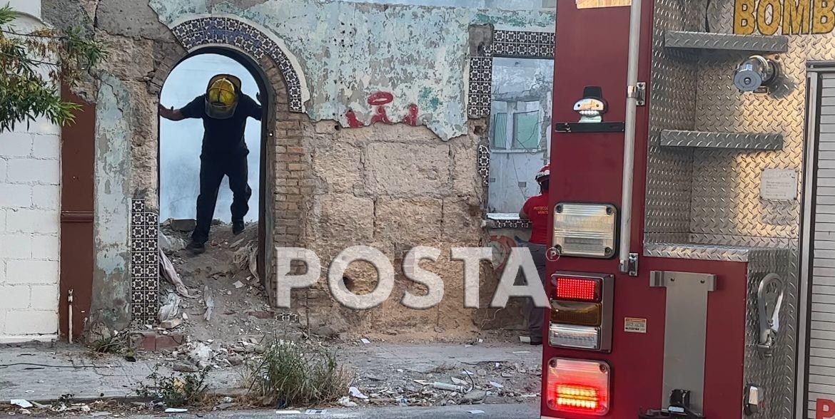 Tras algunos minutos se sofocó el fuego, originado presuntamente por indigentes de la zona que usan el sitio para dormir. Foto: Raymundo Elizalde.