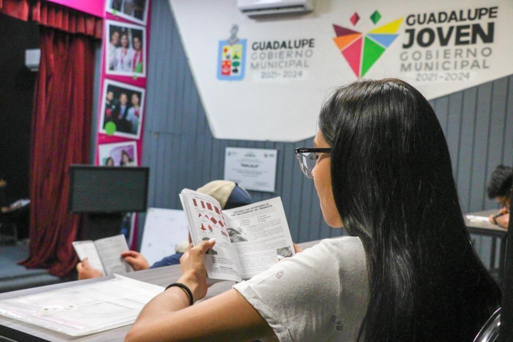 La Alcaldesa Cristina Díaz informó que casi 2 mil jóvenes han recibido el 50% de descuento en su primera licencia. Foto. Cortesía