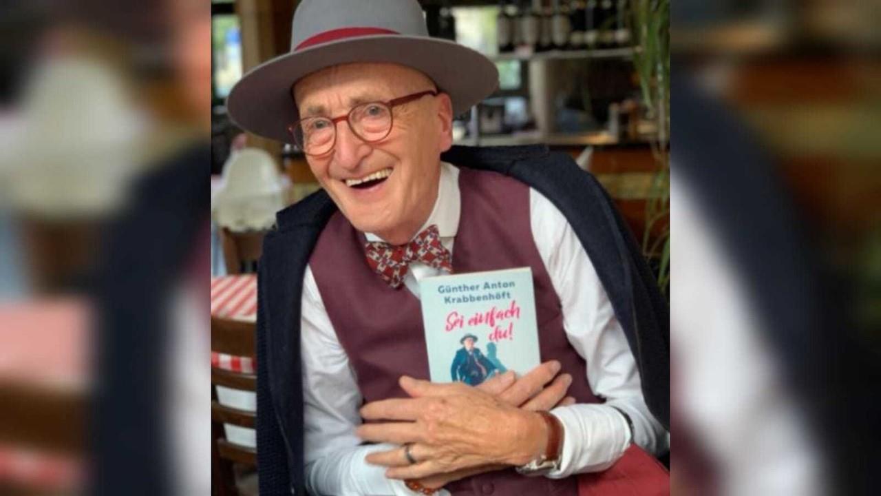 “ El abuelo hipster” gay es un ícono de la moda de fama mundial. Foto. Instagram